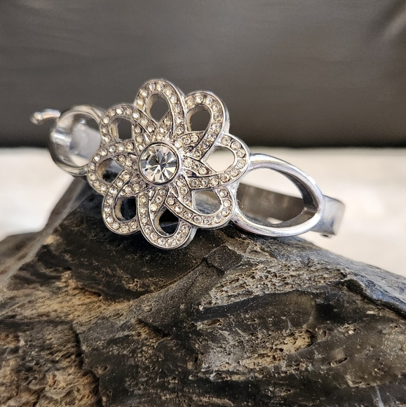 Lia Sophia " Garden Soiree" Silver Cut Crystal Bracelet - Picture 4 of 4